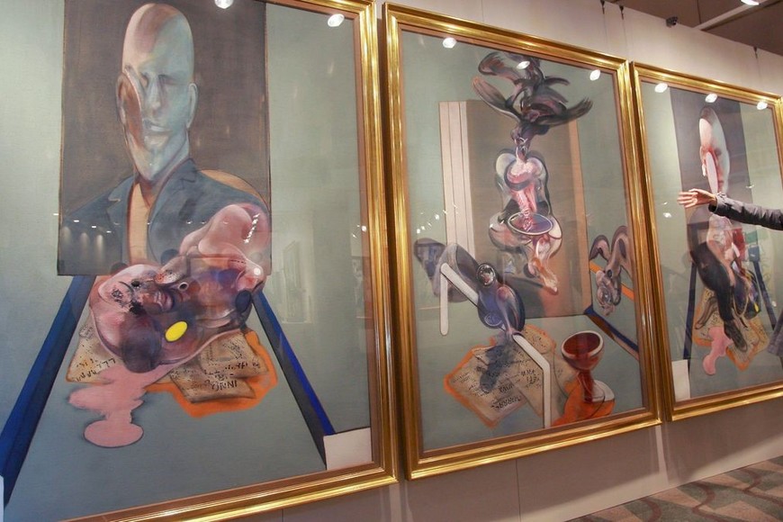 Patti Wong observa un cuadro de Bacon. Foto: Archivo / EFE