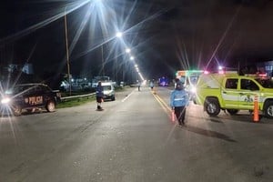 Personal de tránsito trabajando en la coordinación de la circulación vial.