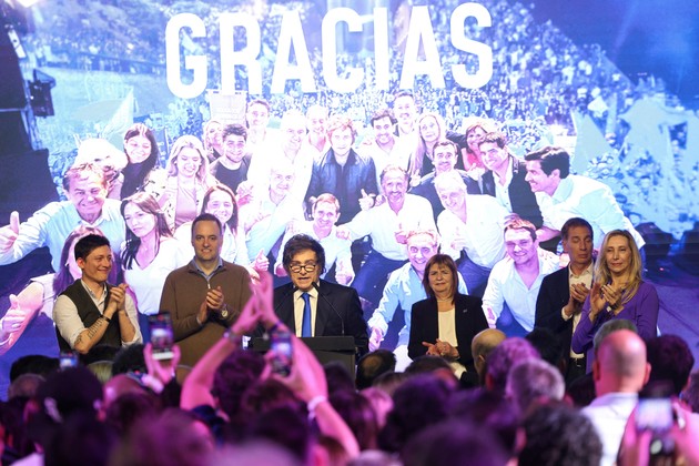 Además de los ganadores en las elecciones, este domigno estuvieron junto al Presidente los integrantes del "triángulo de hierro": Karina Milei y Santiago Caputo. Crédito: Reuters