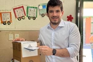 El intendente en el momento de la votación.