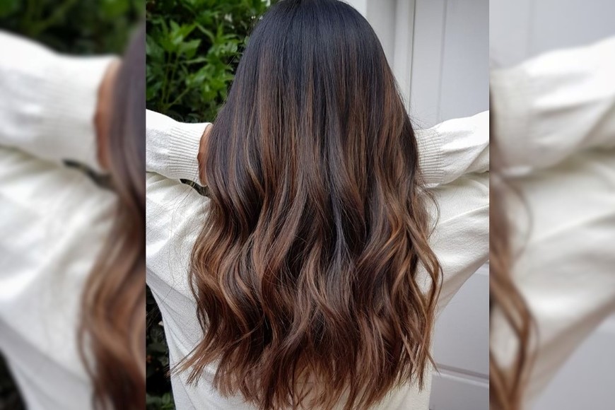 La técnica Woodlights realza el color natural del cabello con reflejos suaves.