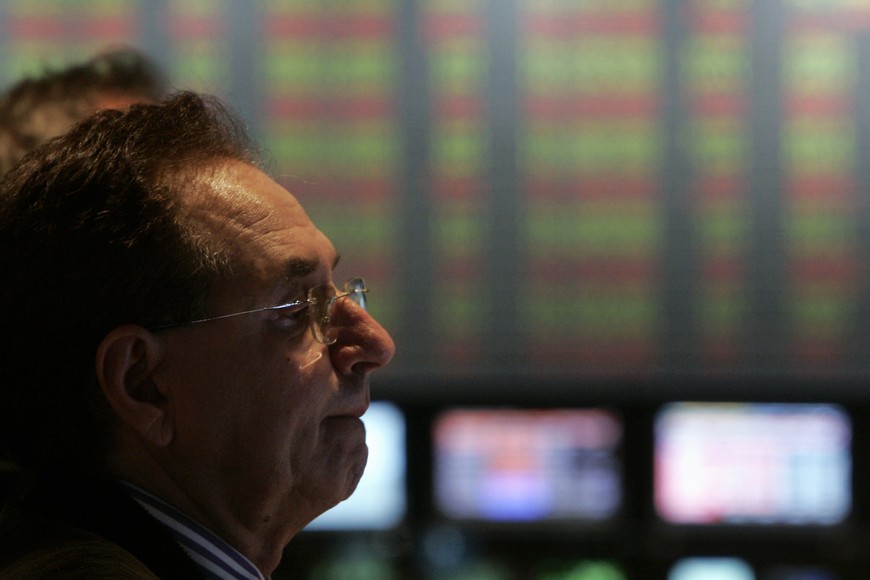 a trader works on the floor of the buenos aires stock exchange in buenos aires, august 16, 2007. argentina's benchmark merval stock index plummeted on thursday to its lowest level this year, as investors fled emerging markets due to escalating worries about credit. reuters_marcos brindicci (argentina) bolsa de comercio  operadores caida merval buenos aires crisis mercados bajas globalizacion repercusion mundial crisis burbuja inmobiliaria eeuu