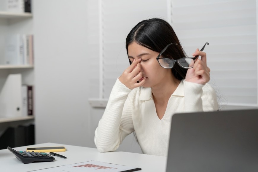 Filtros de luz azul y una correcta iluminación ayudan a proteger la salud ocular.