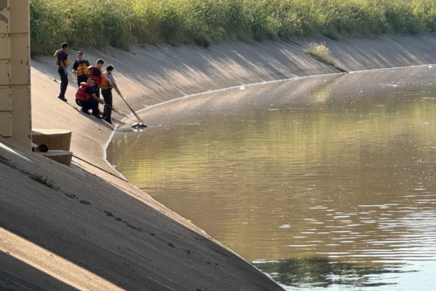 Los socorristas buscando en el agua, en White Oak Bayou.