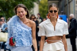 Colores neutros y cortes limpios son la base del look urbano nórdico.