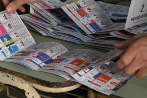 El recuento provisorio muestra el dominio de La Libertad Avanza en la mayoría de los circuitos de La Capital. Crédito: Manuel Fabatía.