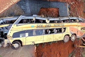 El micro cayó desde un puente tras ser embestido por un auto.