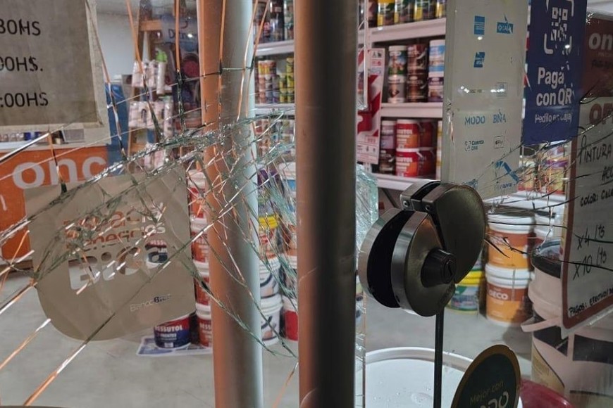 Los daños en la pinturería ubicada en Gorriti 4100. Foto: Gentileza