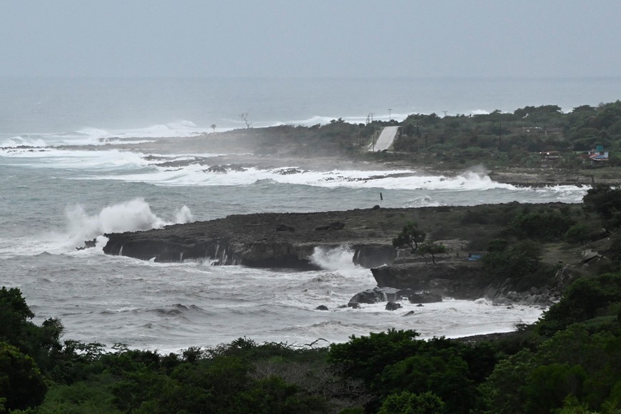 Waves batter the shoreline ahead of Hurricane Melissa's landfall, in Santiago de Cuba, Cuba, October 28, 2025. REUTERS/Norlys Perez