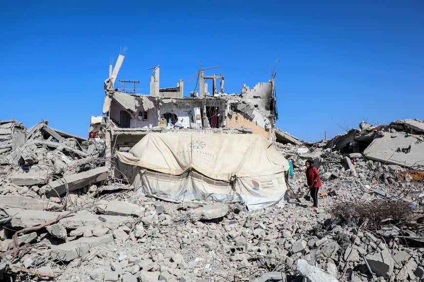 (251027) -- GAZA, 27 octubre, 2025 (Xinhua) -- Un palestino es visto en una calle con edificios destruidos, en el campamento de refugiados de Jabalia, en el norte de la Franja de Gaza, el 27 de octubre de 2025. La Organización de las Naciones Unidas estima que aproximadamente 92 por ciento de todos los edificios residenciales en Gaza, alrededor de 436.000 hogares, han sido dañados o destruidos desde el comienzo del conflicto. (Xinhua/Rizek Abdeljawad) (rtg) (ah) (ce)