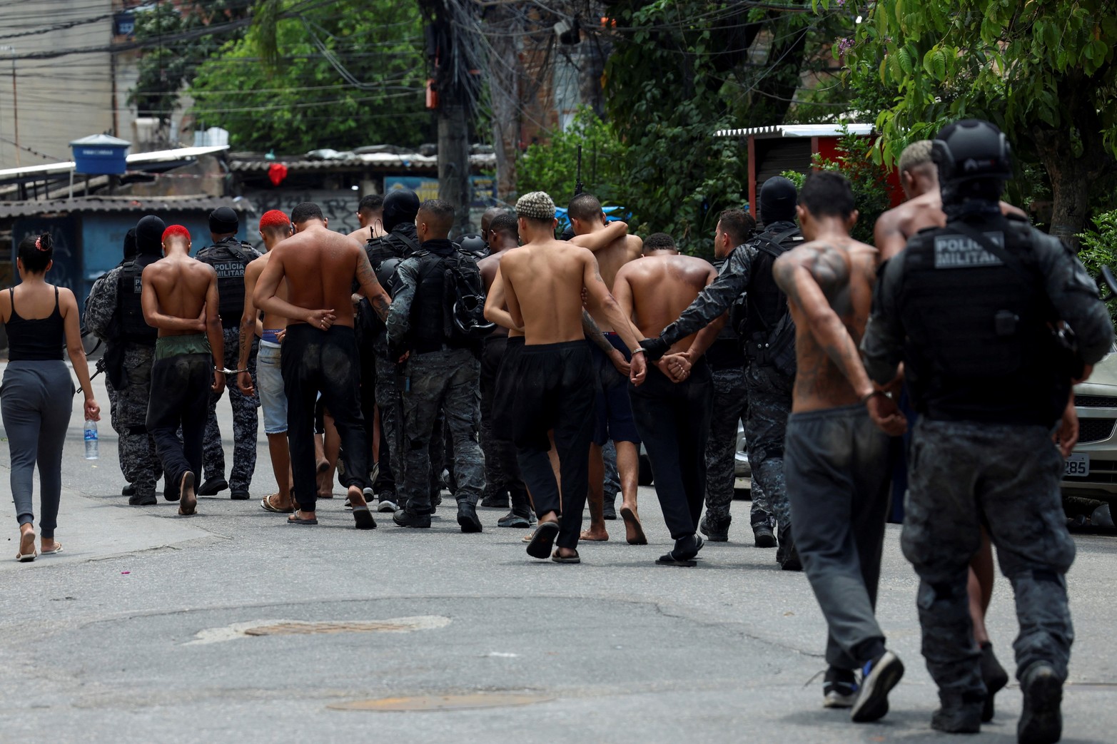La policía detuvo a sospechosos y se enfrentó a tiros en la favela Penha.