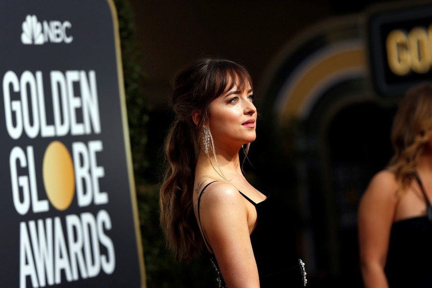 alfombra roja que se vistio de negro contra la violencia amplia mayoria de los asistentes eligieron atuendos en negro; además, acompañaron con un pin que decía Time's Up en apoyo a la iniciativa contra el acoso sexual en el trabajo

75th Golden Globe Awards – Arrivals – Beverly Hills, California, U.S., 07/01/2018 – Dakota Johnson. REUTERS/Mario Anzuoni eeuu Dakota Johnson entrega de los premio globo de oro 2018 ceremonia entrega premios invitados premiados galardonados
