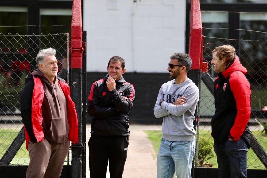 Ídolos históricos como Maxi Rodríguez y “Tata” Martino visitan los entrenamientos.