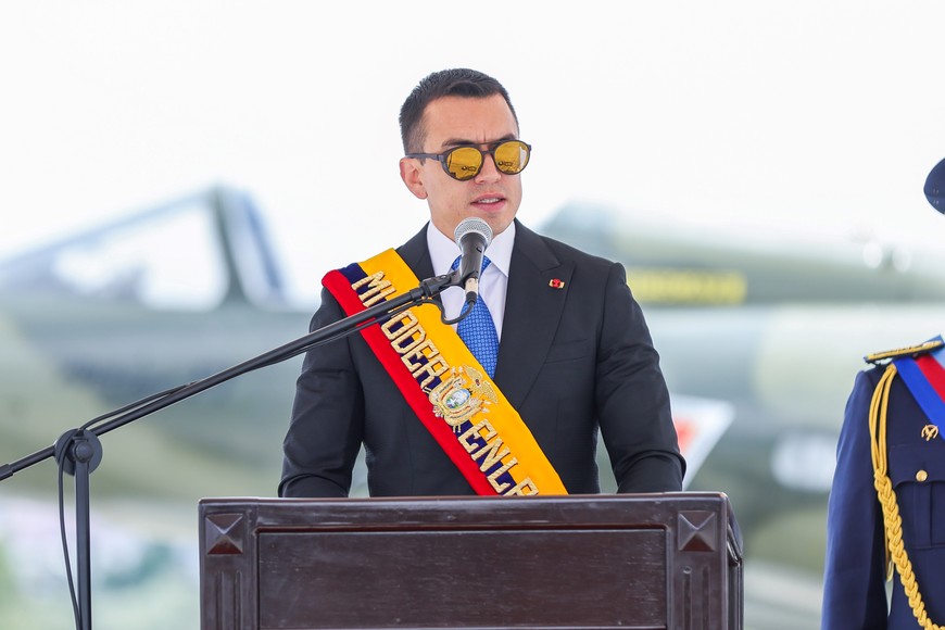 (251027) -- QUITO, 27 octubre, 2025 (Xinhua) -- Imagen proveída por la Presidencia de Ecuador del presidente ecuatoriano, Daniel Noboa, pronunciando un discurso durante la ceremonia por los 105 años de creación de la Aviación Nacional y por el día de la Fuerza Aérea Ecuatoriana, en la Base Aérea Mariscal Sucre, en Quito, Ecuador, el 27 de octubre de 2025. Noboa aseguró el lunes que la seguridad en el país sudamericano se está recuperando de manera gradual gracias a las operaciones militares emprendidas para enfrentar al crimen organizado, cuya violencia afecta a varias provincias. (Xinhua/Juan Diego Montenegro/Presidencia de Ecuador) (rtg) (ah) (ce)
