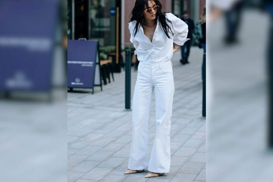 Los jeans blancos anchos dominan el street style primaveral.
