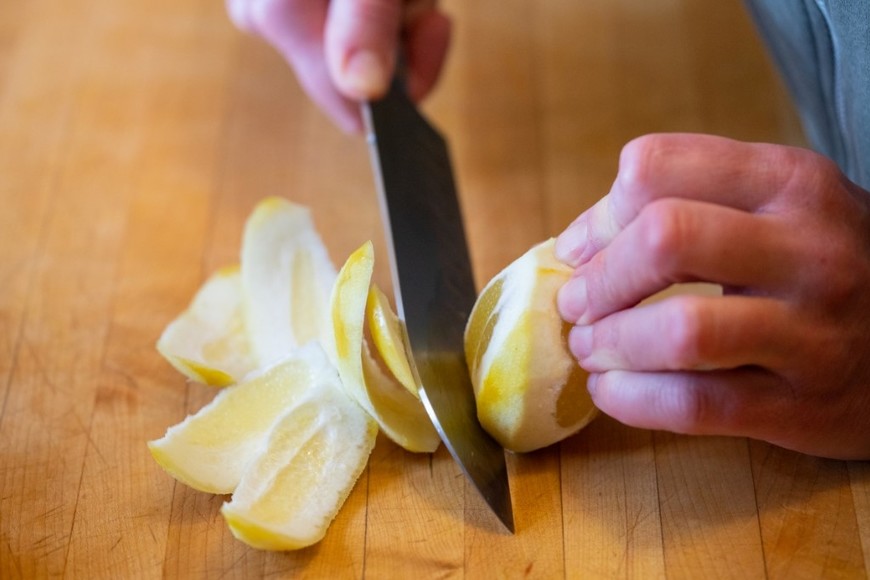 Trozos de cáscara de limón listas para un recipiente en el refrigerador.