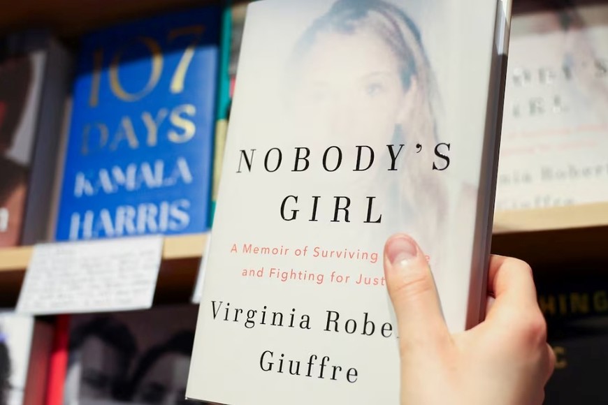 Una copia de "Nobody's Girl: A Memoir of Surviving Abuse and Fighting for Justice", el libro póstumo de Virginia Giuffre. Créditos:  Isabel Infantes/ Reuters