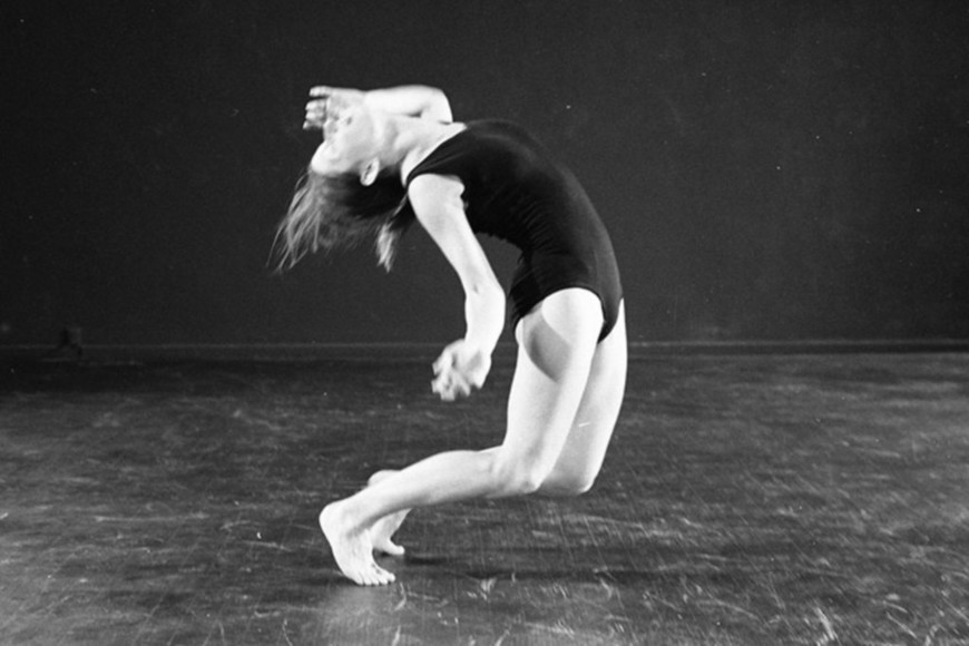 Iben en su juventud, durante una demostración del entrenamiento de los intérpretes del Odin Teatret.