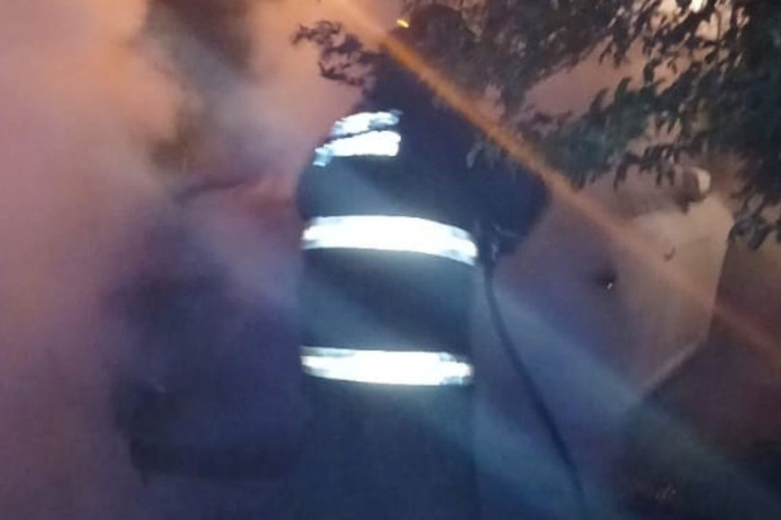 Un Ford Focus fue incendiado en Villa California. Foto: Gentileza
