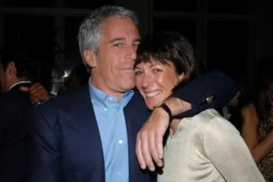 Jeffrey Epstein junto a su pareja y cómplice Ghislaine Maxwell.