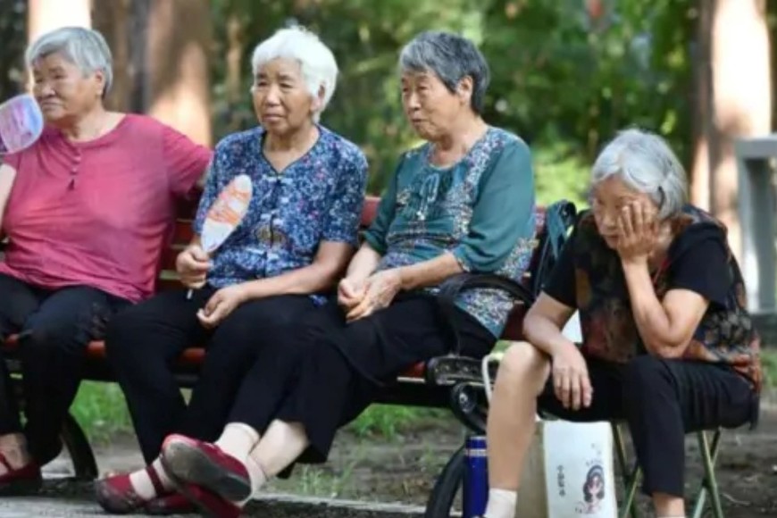 Mmenos trabajadores para sostener una población envejecida