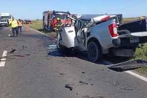 Choque frontal entre una camioneta 4×4 y un camión de gran porte