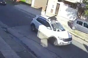 Un hombre fue arrastrado en el capot de un vehículo