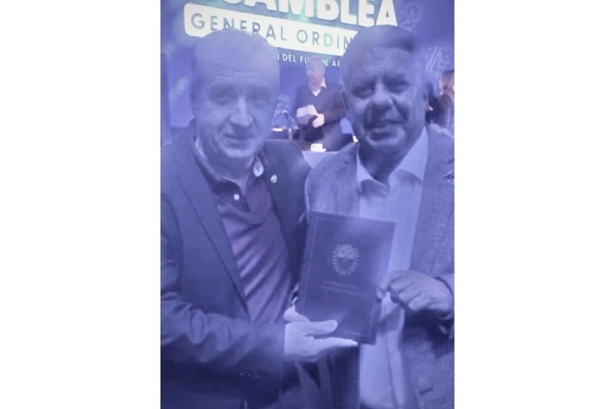 Ariel Sclafani entregó la Nueva Constitución de Santa Fe a Claudio “Chiqui” Tapia.