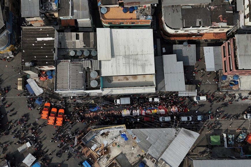 SENSITIVE MATERIAL. THIS IMAGE MAY OFFEND OR DISTURB A drone views shows mourners gatherering around bodies, the day after a deadly police operation against drug trafficking at the favela do Penha, in Rio de Janeiro, Brazil, October 29, 2025. REUTERS/Ricardo Moraes