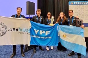El equipo argentino que se consagró en Estados Unidos como campeón del mundial de ingeniería en petróleo.