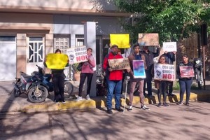 Familiares de la pretensas víctimas se manifestaron frente a la sede fiscal reclamando justicia.
