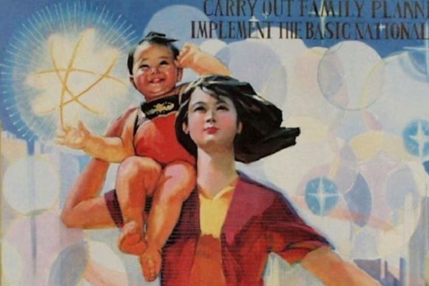 La propaganda oficial china instaba a las familias a cumplir la restricción de tener un solo hijo