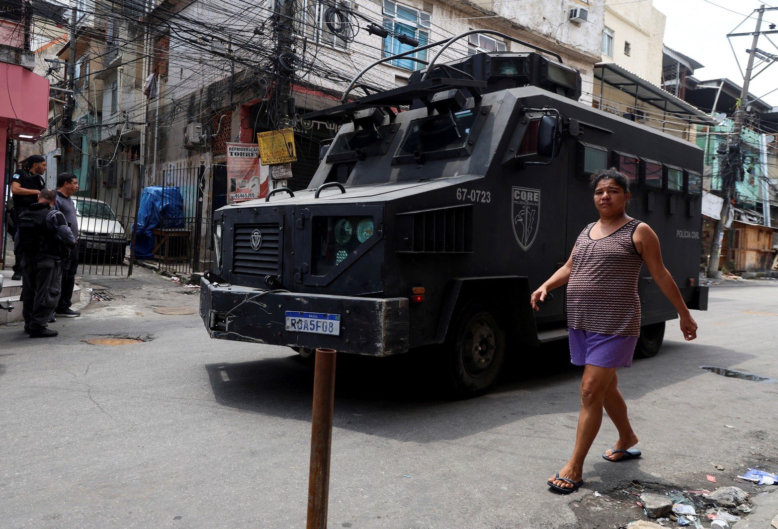Fuerte presencia de la policía en las calles de las favelas tomadas por los narcos.