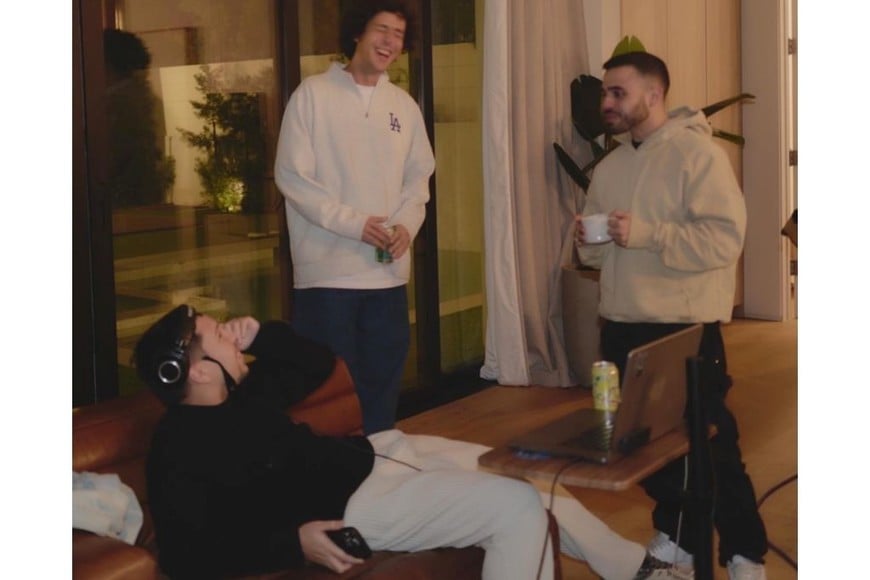 Mazzarri, productor venezolano radicado en Miami: Junto a Beto Montenegro de Rawayana y Daniel Rondón, compositor y productor, produciendo “Veneka”.