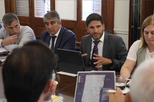 El gobernador analiza el curso de la gestión en reunión de gabinete.