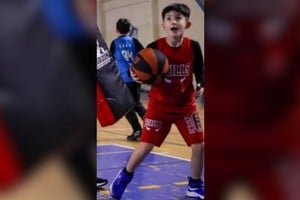 El arco de handball cayó sobre la cabeza del niño en el club Argentino de Quilmes.