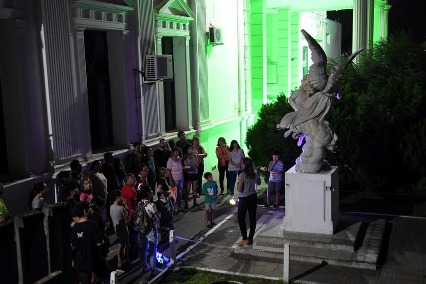 Visitantes recorren mausoleos y esculturas, conectándose con la historia de la ciudad.