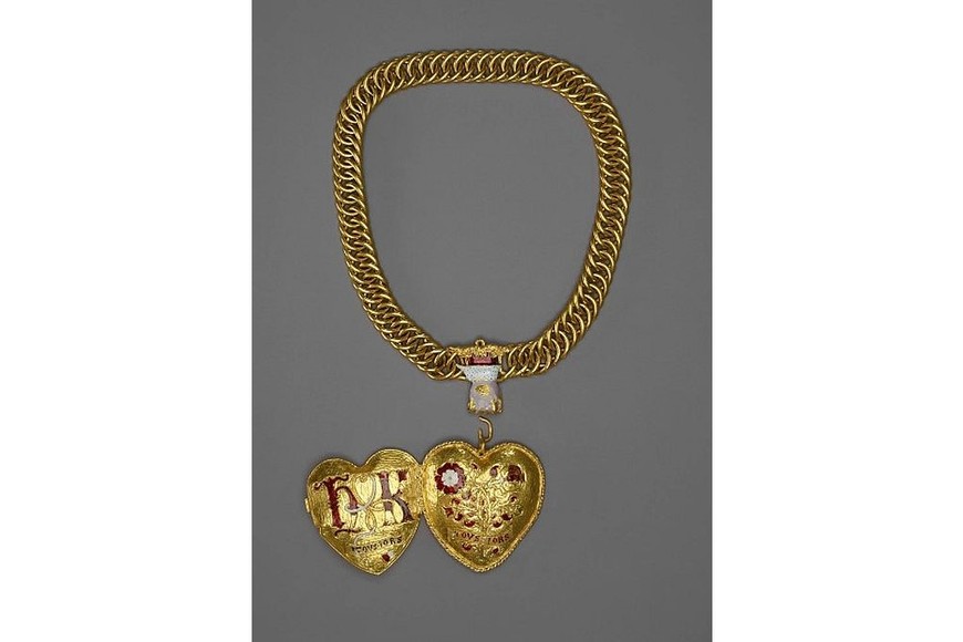 Es un relicario de oro puro que pende de una cadena de 75 eslabones con un cierre en forma de puño.