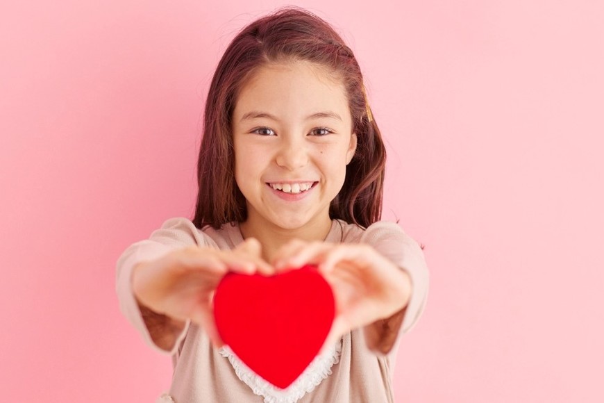 Hoy, muchas de esas historias pueden vivirse cerca de casa, rodeadas de afecto y contención.