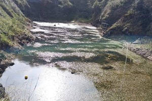 Las dos boyas amarillas  señalan los lugares donde se encuentran sumergidos los vehículos arrojados por Da Silva en Berbes.