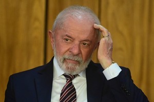 (250728) -- BRASILIA, 28 julio, 2025 (Xinhua) -- El presidente brasileño, Luiz Inácio Lula da Silva, reacciona durante un evento en el Palacio de Planalto, en Brasilia, Brasil, el 28 de julio de 2025. Lula da Silva instó el lunes a su homólogo estadounidense, Donald Trump, a reconsiderar la decisión de aplicar un arancel del 50 por ciento a los productos brasileños a partir del 1 de agosto, y propuso resolver las diferencias a través del diálogo y la negociación. (Xinhua/Lucio Tavora) (lt) (oa) (ah) (vf)