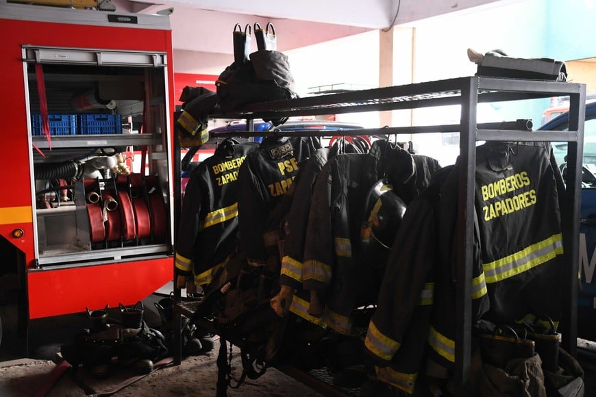 La difícil tarea de combatir el fuego. Foto: Manuel Fabatía