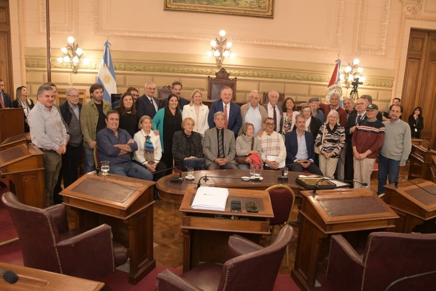 El Senado brindó un cálido homenaje al periodista César Royo. Foto: Guillermo Di Salvatore