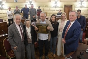 El Senado brindó un cálido homenaje al periodista César Royo. Foto: Guillermo Di Salvatore