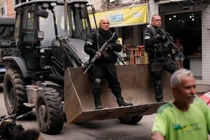 Agentes de la policía militar irrumpieron en dos de las principales favelas de Río de Janeiro con la declarada intención de hacer cumplir 100 órdenes de captura.