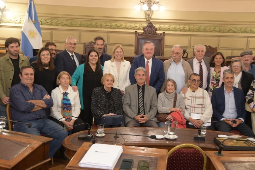El Senado brindó un cálido homenaje al periodista César Royo. Foto: Guillermo Di Salvatore