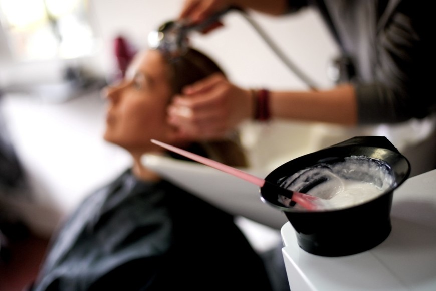 Cabello saludable con brillo y texturas variadas.