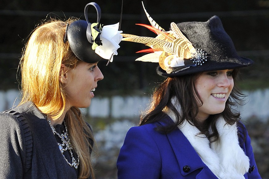 Britain's Princess Eugenie (R) and Princess Beatrice (L) leave after a Christmas Day service at St Mary Magdalene Church on the Royal estate at Sandringham, Norfolk, in east England, in this December 25, 2010 file photo. Princess Eugenie and Princess Beatrice are rumoured to be among the 1,900 guests invited to attend the wedding of Britain's Prince William and Kate Middleton on April 29, 2011, according to local media.REUTERS/Toby Melville/Files (BRITAIN - Tags: RELIGION ENTERTAINMENT ROYALS SOCIETY) norfolk inglaterra princesa Eugenia  y princesa Beatriz hijas del duque de york invitadas a la boda del principe williams primas del principe ingles