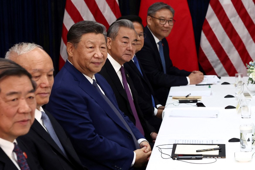 Chinese President Xi Jinping attends a meeting with U.S. President Donald Trump (not pictured) alongside Chinese Vice Premier He Lifeng, Politburo Standing Committee member Cai Qi, Chinese Foreign Minister Wang Yi, Chinese National Development and Reform Commission (NDRC) Chairman Zheng Shanjie, and Chinese Commerce Minister Wang Wentao at Gimhae International Airport, on the sidelines of the Asia-Pacific Economic Cooperation (APEC) summit, in Busan, South Korea, October 30, 2025. REUTERS/Evelyn Hockstein
