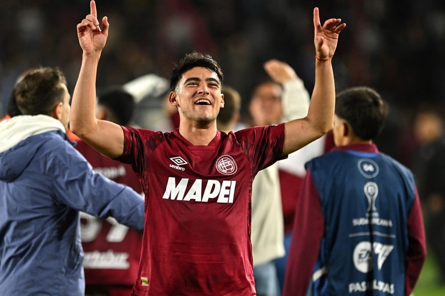 Soccer Football - Copa Sudamericana - Semi Final - Second Leg - Lanus v Universidad de Chile - Estadio Ciudad de Lanus - Nestor Diaz Perez, Lanus, Argentina - October 30, 2025 
Lanus' Gonzalo Perez celebrates after the match REUTERS/Rodrigo Valle